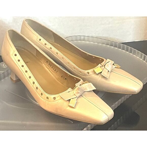 STUART WEITZMAN Vintage Metallic Gold Bow Accent Kitten heels Elegant Cream6.5 M - Picture 3 of 10